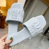 Yeni Tasarımcı Mektup Ayakkabı Düşük Topuklu Terlik Yüksek Topuklu Sandalet Tasarımcı Moda Zarif Bayan Beyaz Pembe Gümüş Moda Evi Partisi Konforlu Ayakkabı Terlikleri