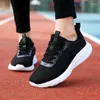 Chaussures décontractées sneaker féminin 2024 Été noir absorption légère maman respirant coulant tenis