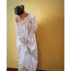Robes décontractées élégant robe satinée blanche vintage perles volants fêtard femelles printemps slash cou de bal de mari