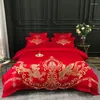 Sängkläder sätter fyrdelar täcke kudde och lakan eller säng på kinesisk festlig röd suzhou broderihantverk