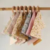 Ścieżki brzęczone bawełniane szelki dla dzieci nadrukowane smoczniak Smocier Ręcznik Burp Zbukanie z drewnianymi zębami Pierścień Baby Tyspiesznik