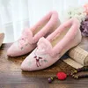 Casual schoenen Veoowalk Winter vrouwen Warm Faux Fur Smand Pointy Teen Flat Black Wit Pink Chinese geborduurde comfortabele slip op Ballets