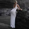 二枚のピースドレスホワイトニットビーチ女性ホリデー衣装ファッションホロースリムロングドレス夏のセクシーなバックレスビキニカバー2024 Q240511