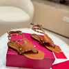 Designer feminino sandálias slides femininas Crystal bezerro de couro clássico letras de metal plataforma moda sapatos casuais sapatos de praia de verão 35-41 com caixa