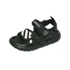 Sandalen zachte Soled Black Boys Sports Sandals Anti Slip voor van middelbare leeftijd en oudere kinderen strandschoenen 2024 Zomer nieuwe schoentrend H240513