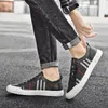 Chaussures de planche pour hommes printemps et été nouvelles petites chaussures blanches pu patchwork plaid tissu de surface à la mode chaussures de sport à la mode