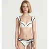 Costumi da bagno femminile a due pezzi triangoli bikini costumi da bagno femminile collezione di supporti in acciaio coreano in bianco e nero da bagno in bianco e nero j240510