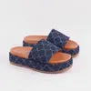 designerskie sandały Kapcie Grube podeszte miękkie miękkie mody Home Suppers Kobiety noszą klapki plażowe 35-44