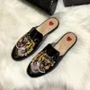 2024 Mules Leather Slipper 100% Real Leather Loafers Designer Mules Luxury Jacquard Leather Slipper Jumbo logotyp Canvas Flat Shoes Princetown Slipers