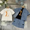 Neue Baby-Tracksuits Kids Designer Kleidung Größe 90-160 cm Metallkettendekoration kurzärmeliges Hemd Rundhals T-Shirt und Denim Shorts 24may