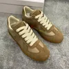 Designer tênis de tênis replicado tênis sapato de brasão de basquete 2024 Mais novos sapatos casuais de couro de couro feminino Menina Margiela Oam Runner Low Trainer S6