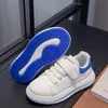 Sneakers dziecięce buty do krykieta wiosna i jesień nowe chłopcy dziewczęta szkolne spektakl Little White Korean Edition Middle Big Top Sofe Sole Sole Casual SH H240513