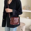 Sacs à bandoulins Baquet de sac pour femmes Fashion Cross-Solung Version coréenne Hong Kong Couleur solide Sac à main à une épaule Vintage Small