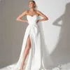 활주로 드레스 간단하고 우아한 웨딩 드레스 사이드 슬릿 A- 라인 바닥 긴 치마 흰색 끈이없는 소매없는 드레스 2024 새로운 모델