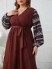 Plus storlek klänningar plus size sommar kvinnor klänning förpackade v hals svängklänningar midjebältet geometiskt tryck mantel långa slves kvinnliga klänningskläder y240510