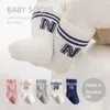 Barnstrumpor Nyfödda Baby Girl Socks Childrens Non Slip Boy Socks Cute Mather Childrens Socks White Soft Pure Cotton Solid Color Socks Baby Clothing D240513