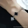 Mode classique polyvalent Vanded Family Bracelet Silver Platinum Black Agate Flue Flower Four Leaf Grass Female Strength Live