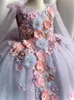 2024 3D Flower Flower Girl Dresses V Neck pärlor Prinsessan drottning nattvardsklänning Tiered Tulle Little Kids First Birthday Daughter and Mother Dresses Marriage Gowns