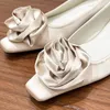 Chaussures décontractées 2024 Slip plat causal pour femmes sur les orteils carrés de mode doux élégant