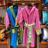 Kadife bornoz tasarımcıları barok moda pijamalar erkek kadınlar mektup jacquard baskı barocco baskı kolları şal yaka cep kemeri 100% pamuk2023