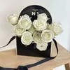 Geschenkomschakeling Handgebrachte bloemdoos Zwarte bloemen Bouquet Arrangement Wikkelpapier Cross-Body Backpack Festival Rose Packing