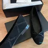 Sapatos de vestido de grife paris feminino sapatos de planície de balé de couro deslizante redonda de panos de festas de dedo do pé