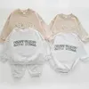 Rompers Baby Scossuit Ins 0-12m Nowonarodzone chłopcy i dziewczęta kombinezony słodkie nowojorskie szlachetne kombinezony długie rękawy240514l240502