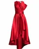 Elegante Hi-Lo Red Satin Mutter der Braut/Bräutigamkleider mit Rüschen a-line V-Ausschnitt Asymmetrische Länge Godmutter Kleider formelles Partykleid für Frauen