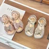 Sandalen Mädchen Sommer 2024 Neue Mittel- und Big Childrens Bow Baby Mod modisches Mädchen Prinzessin Schuhe H240513