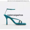Botteg Venetas Bottegaa chaussures sandales sandales designer talons glissades pompes pantoufles chic ciel bleu V bracele