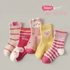 Chaussettes pour enfants 5 paires de chaussettes de printemps pour enfants dessin animé et chaussettes de fleurs de la longueur de veau bébé fille coton chaussettes D240513