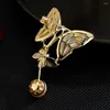 Broscher eleganta naturliga skalpärlpärlfjärilar lyxiga zirkon temperament insektsstift korsar kvinnliga klädtillbehör