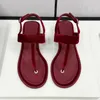 Sommarkvinnor Pinch Toe Flat Sandals 2024 Nya anländer Högkvalitativa damer utanför Walking Ankle Buckle Strap Vacation Beach Kvinnlig designer Kausal Sandaler