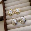 Stud Korean Golden Hollow Pearl Ohrringe für Frauen Retro Eleganz Unregelmäßige Temperatur Ohrringe Hochzeit Schmuck Blinkos J240513
