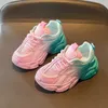 Sneakers Girls Shoes 2023 Spring and Autumn New Childrens Little White Big Kids Sports Dad som kör trend H240513
