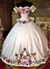 Tema mexicano Charro quinceanera tema colorido bordado no ombro de cetim de cetim vestido de baile doce 16 vestido meninas vestid4261927