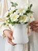 Вазы высококлассная ретро -керамическая ваза с белой водой украшение гостиной обеденный стол поднятый цветочный композиционный