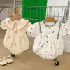 Rompers 2023 sommar Nya baby kvinnors korta ärm spetshalsbindning broderad blomma rock barns baby jumpsuit bomull tight fitl2405