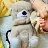 Bébé respirant ours bébé apaisant la loutre en peluche de poupée