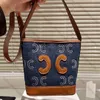 Sac de créateur de haute qualité Femme Fashion Backet Sac à main avec une broderie en plein air Appuyez sur le bouton pour ouvrir et fermer le sac à bandoulière en cuir en cuir en cuir denim en cuir