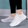 Chaussures décontractées Sandales en cuir féminin 2024 Printemps et été blanc Tenis de sneaker plat de style fée-match blanc et d'été