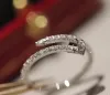 V Gold Luxury Quality Charm Punk Band Thin Nail Ring med diamant i två färger pläterade för kvinnors engagemangsmycken Gift Have Box Stamp