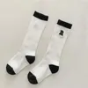 Chaussettes pour enfants chaussettes de sport à rayures blanches et noires pour écoles pour enfants bas de genou coréen Produits bébé pour garçons et filles D240513