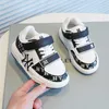 Sneakers Childrens Buty krykieta 2024 Wiosna i jesień nowe chłopców koreańskie edycja chleb dziewczęta moda moda zwykłe duże sport H240513