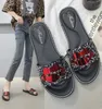 2020 Novas mulheres chinelas de verão Red Lips Rhinestone Moda Sapatos femininos usam tendência casual de tendências casuais sandálias ao ar livre1418050