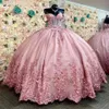 2024 robes de quinceanera rose robe de bal sur les applications de dentelle épaule des perles cristallines à la main Fleurs papillon Puffy Corset Back Party Robe Prom Robes de soirée 0513