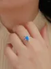 Klaster pierścionków dobrze wyglądający szterling 925 Srebrny pierścionek damski z olśniewającym niebieskim opalem i cyrkonem prosty elegancki styl do codziennego lub zaręczyn