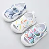 Sandálias sandalias sandálias bebês novos sapatos de bebê de verão de 0-2 anos de idade, sapatos de caminhada sem escorregamento, meninas e infantil de solo e infantil Shoesl240510