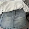Женские дизайнерские буквы скинни разорванные джинсы короткие молодые молодые девушки секс мини -горячие штаны Тонги повседневная летняя добыча