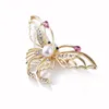 Spille Pomlee 2024 Pinni di spillo a farfalla volante scintillanti per donne strass a 2 colori Bellissimi insetti per ufficio Regali